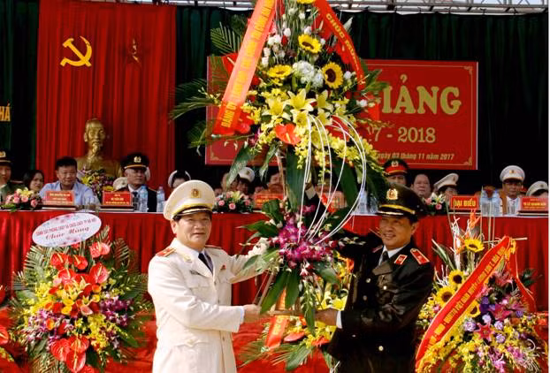 Thiếu tướng, PGS, TS Đỗ Ngọc Cẩn tặng hoa chúc mừng lãnh đạo trường PCCC
