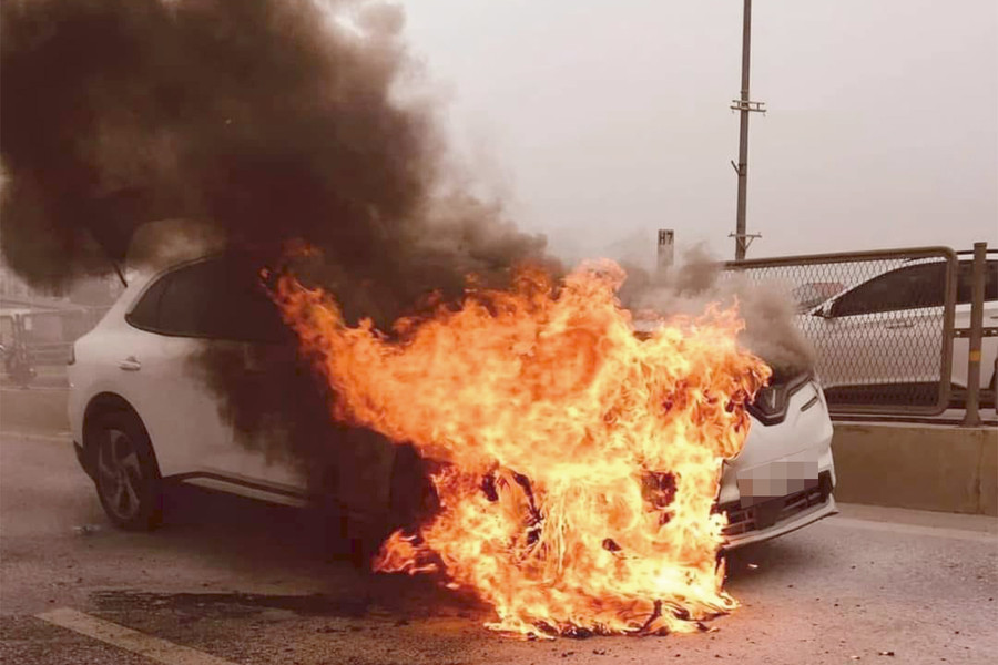 Hiện trường vụ cháy xe ô tô trên Quốc lộ 1A. Ảnh: Internet. Hiện trường vụ cháy xe ô tô trên Quốc lộ 1A. Ảnh: Internet.