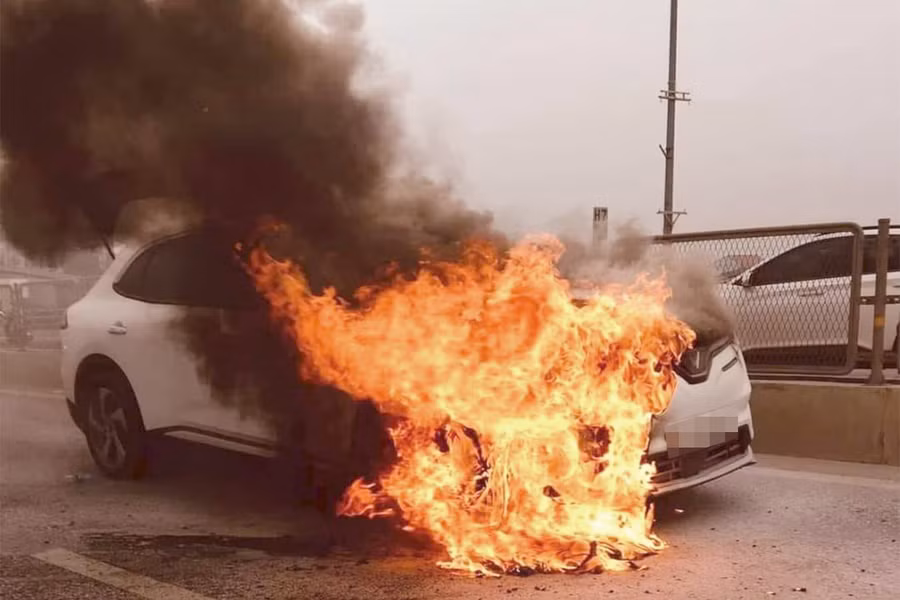 Hiện trường vụ cháy xe ô tô trên Quốc lộ 1A. Ảnh: Internet. Hiện trường vụ cháy xe ô tô trên Quốc lộ 1A. Ảnh: Internet.