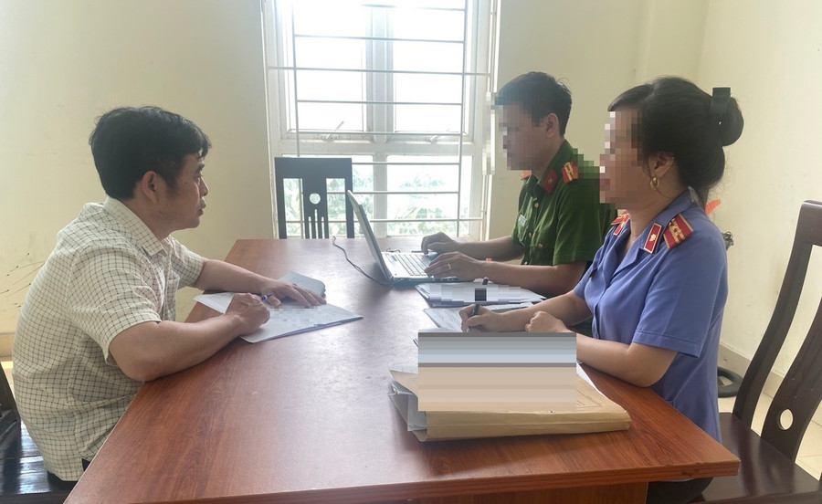 Cơ quan chức năng làm việc với Trần Anh Tuấn. Ảnh: CANA.