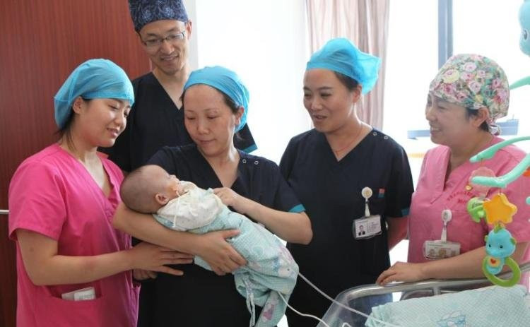 Sinh ra chỉ nặng 370gr, bé gái đã làm được điều kì diệu khiến bác sĩ cũng phải bật khóc
