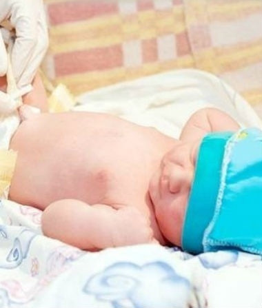 Nhiều mẹ băn khoăn việc cắt dây rốn chậm cho trẻ sơ sinh có thật sự tốt cho sức khỏe