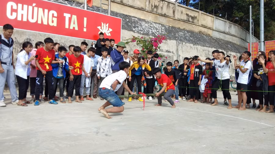 Học sinh thi đẩy gậy