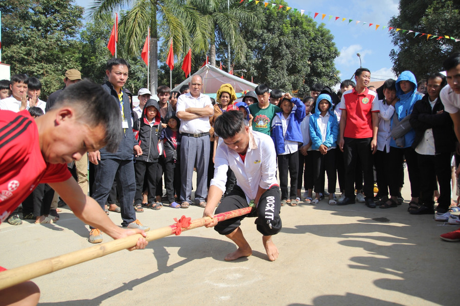 Học sinh các trường thi đẩy gậy.