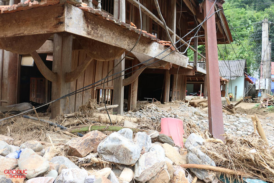 Vì khối lượng đất đá lớn, lên đến hàng trăm nghìn m3 nên quá trình khắc phục hậu quả sẽ tốn rất nhiều thời gian, có thể phải mất nhiều tháng trời. Vì khối lượng đất đá lớn, lên đến hàng trăm nghìn m3 nên quá trình khắc phục hậu quả sẽ tốn rất nhiều thời gian, có thể phải mất nhiều tháng trời.