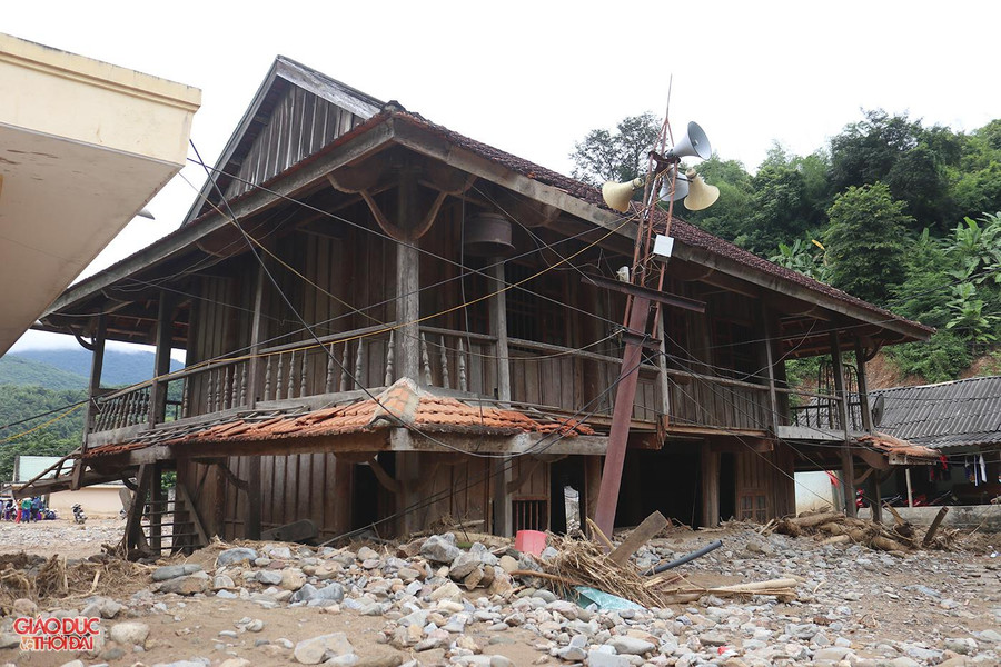 Nhà văn hóa bản Hòa Sơn, xã Tà Cạ vẫn ngập chìm trong đất, đá. Nhà văn hóa bản Hòa Sơn, xã Tà Cạ vẫn ngập chìm trong đất, đá.