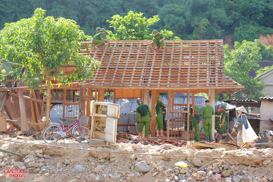 Lực lượng công an giúp người dân dựng lại nhà cửa. Lực lượng công an giúp người dân dựng lại nhà cửa.