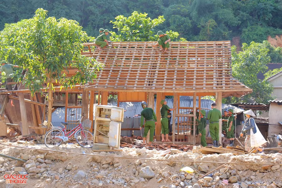 Lực lượng công an giúp người dân dựng lại nhà cửa.