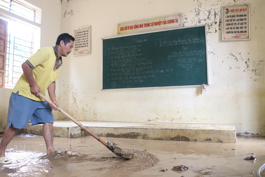 Người dân giúp nhà trường cào bùn đất ra khỏi lớp học. Người dân giúp nhà trường cào bùn đất ra khỏi lớp học.