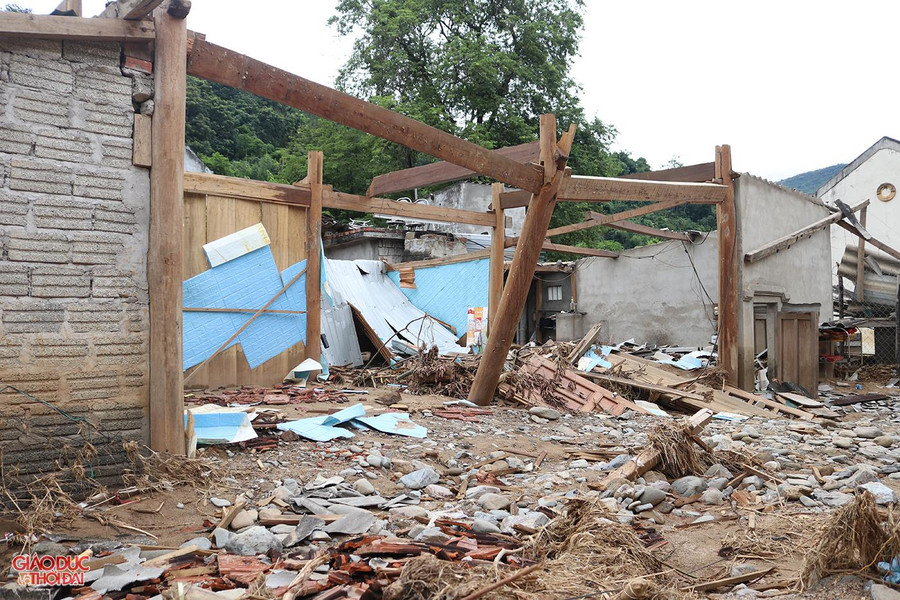 Vì mất nhà cửa nên nhiều gia đình đang phải sống trong cảnh "màn trời chiếu đất". Bên cạnh công tác khắc phục hậu quả, an sinh xã hội, UBND huyện Kỳ Sơn đang gấp rút khảo sát vị trí tái định cư cho người dân bị thiệt hại và nằm trong khu vực nguy cơ bị lũ quét, sạt lở đất để đảm bảo an toàn lâu dài. Vì mất nhà cửa nên nhiều gia đình đang phải sống trong cảnh "màn trời chiếu đất". Bên cạnh công tác khắc phục hậu quả, an sinh xã hội, UBND huyện Kỳ Sơn đang gấp rút khảo sát vị trí tái định cư cho người dân bị thiệt hại và nằm trong khu vực nguy cơ bị lũ quét, sạt lở đất để đảm bảo an toàn lâu dài.