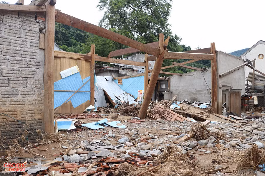 Vì mất nhà cửa nên nhiều gia đình đang phải sống trong cảnh "màn trời chiếu đất". Bên cạnh công tác khắc phục hậu quả, an sinh xã hội, UBND huyện Kỳ Sơn đang gấp rút khảo sát vị trí tái định cư cho người dân bị thiệt hại và nằm trong khu vực nguy cơ bị lũ quét, sạt lở đất để đảm bảo an toàn lâu dài.