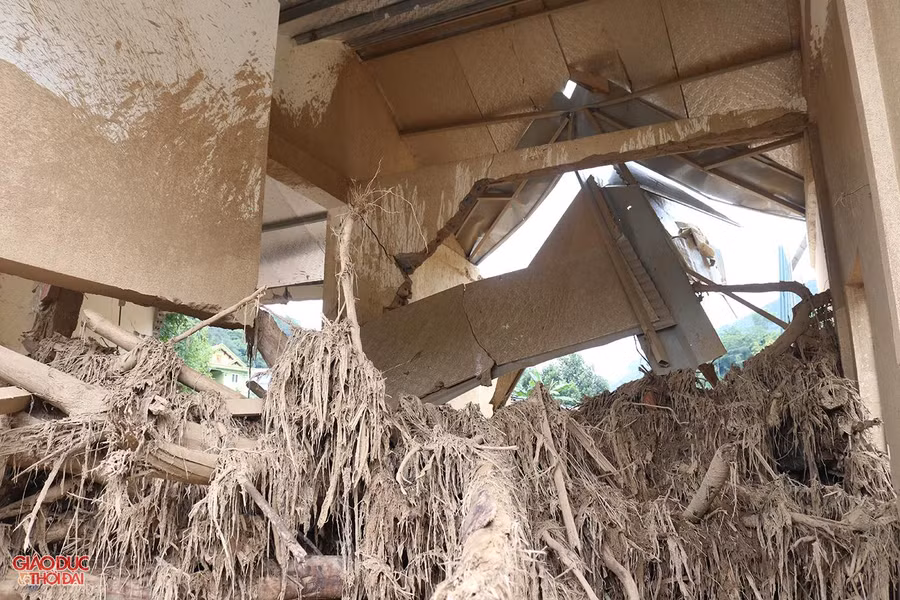 Nhà của cô giáo La Thị Vân (giáo viên Trường Mầm non Bảo Nam) bị lũ đánh tan tác. Toàn bộ tài sản cũng bị dòng nước xiết cuốn trôi.