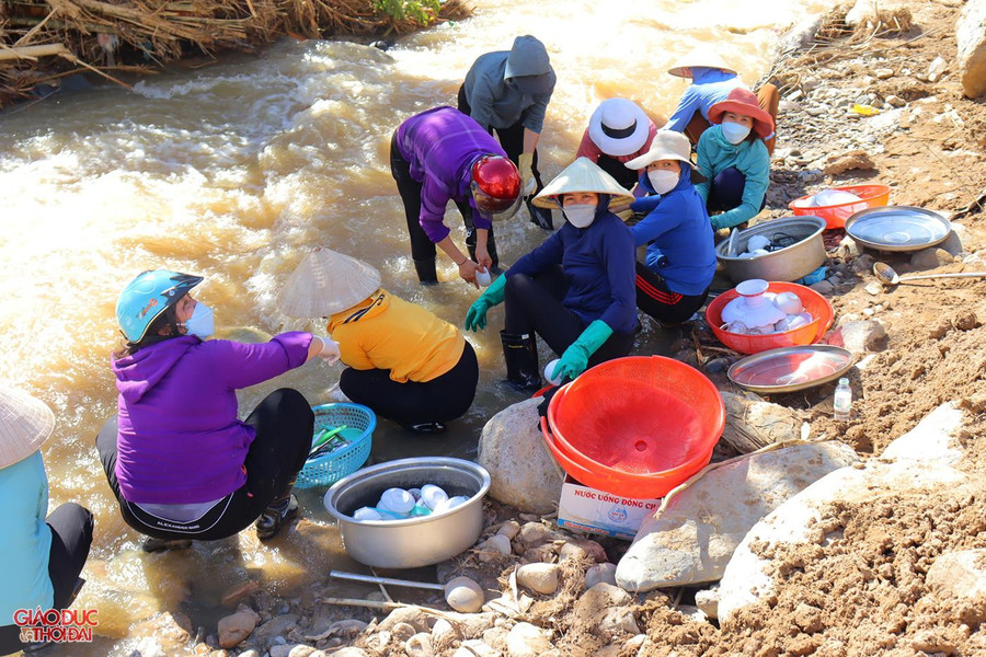 Người dân dọn dẹp, rửa sạch những tài sản còn sót lại sau lũ. Người dân dọn dẹp, rửa sạch những tài sản còn sót lại sau lũ.