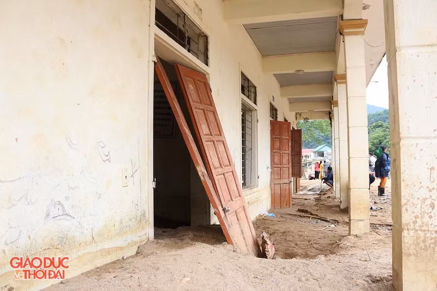 Đất, bùn vẫn ngổn ngang khiến học sinh chưa thể đi học trở lại.