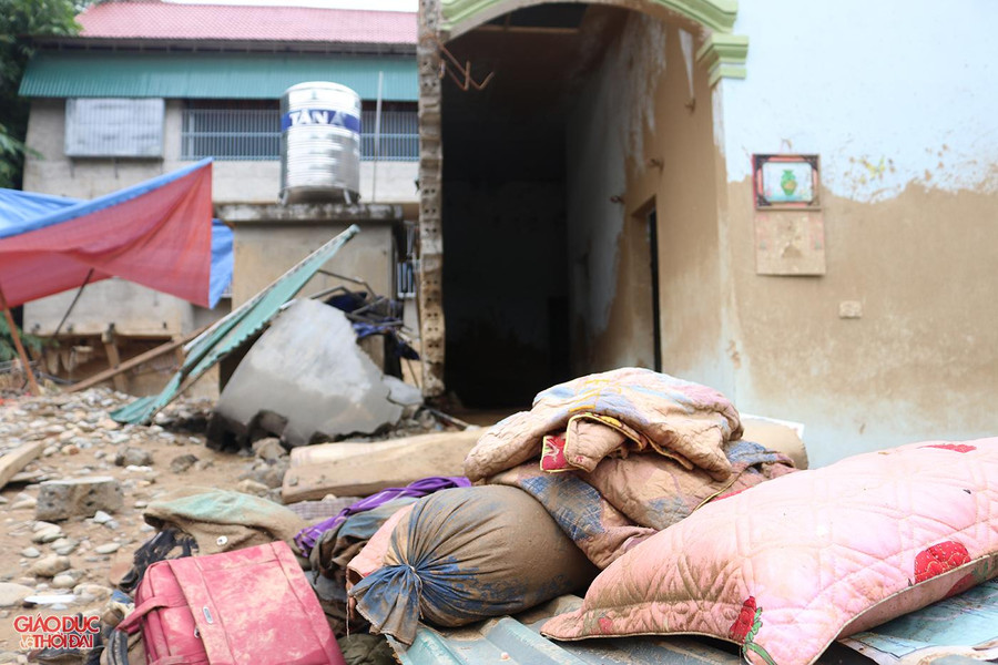 Đồ dùng trong nhà bị lũ cuốn trôi. Đồ dùng trong nhà bị lũ cuốn trôi.