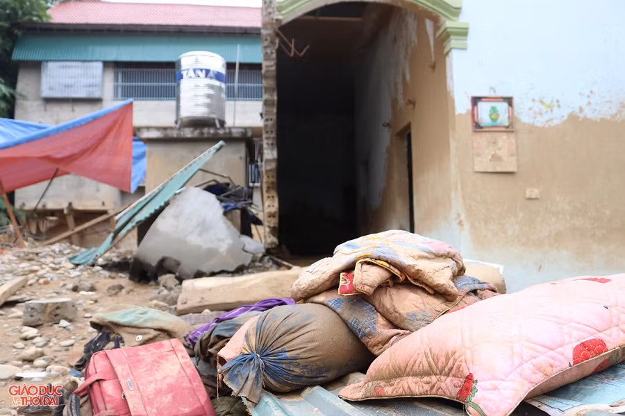 Đồ dùng trong nhà bị lũ cuốn trôi.