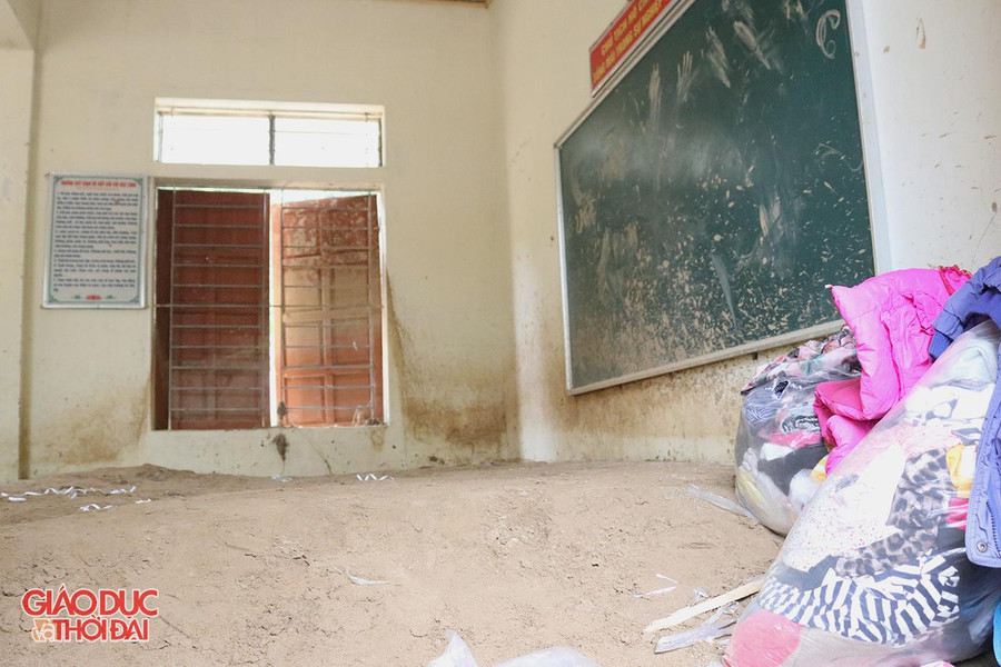 Bùn đất ngập hơn 1m trong phòng học. Bùn đất ngập hơn 1m trong phòng học.