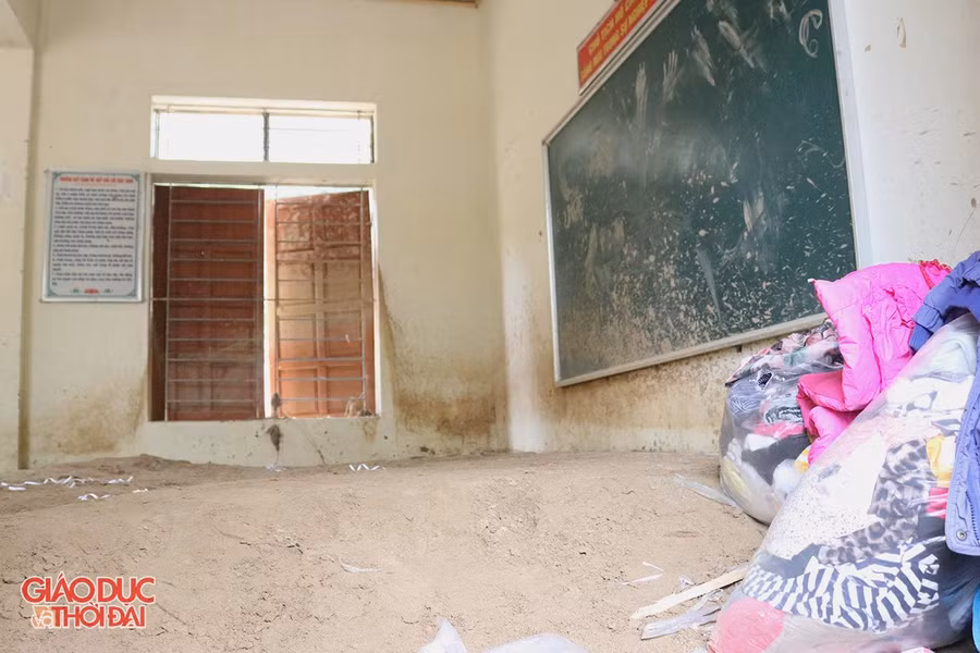 Bùn đất ngập hơn 1m trong phòng học.