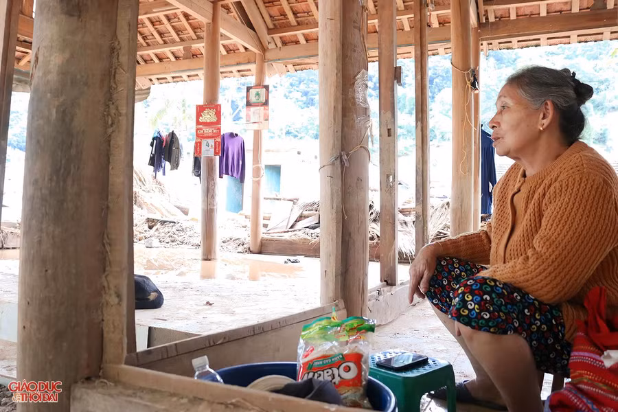 Những ngày qua, bà Lương Thị Hương (SN 1951, trú tại bản Hòa Sơn, xã Tà Cạ, huyện Kỳ Sơn, Nghệ An) sống trong căn nhà bị lũ cuốn trơ trọi.