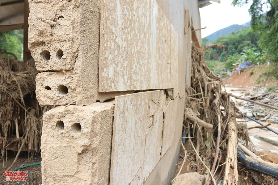 Căn nhà của cô Vân mới xây xong cách đây vài tháng. Số tiền vay mượn để xây nhà còn chưa trả hết thì tai họa lại ập đến với gia đình cô Vân. Căn nhà của cô Vân mới xây xong cách đây vài tháng. Số tiền vay mượn để xây nhà còn chưa trả hết thì tai họa lại ập đến với gia đình cô Vân.