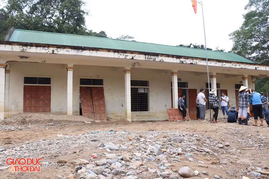 Điểm trường Trường PTDTBT Tiểu học và THCS Tà Cạ tại bản Hòa Sơn bị thiệt hại nặng, học sinh chưa thể đến trường.