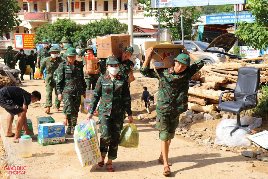 Trong những ngày qua, các lực lượng chức năng huyện Kỳ Sơn phối hợp với các đơn vị công an, bộ đội, biên phòng... tham gia ứng cứu, giúp người dân khắc phục hậu quả mưa lũ. Trong những ngày qua, các lực lượng chức năng huyện Kỳ Sơn phối hợp với các đơn vị công an, bộ đội, biên phòng... tham gia ứng cứu, giúp người dân khắc phục hậu quả mưa lũ.