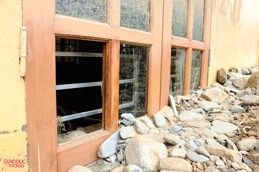 Lũ mang theo đất đá ngập cao hơn 1,5m lấp cửa sổ nhà văn hóa bản Hòa Sơn. Lũ mang theo đất đá ngập cao hơn 1,5m lấp cửa sổ nhà văn hóa bản Hòa Sơn.