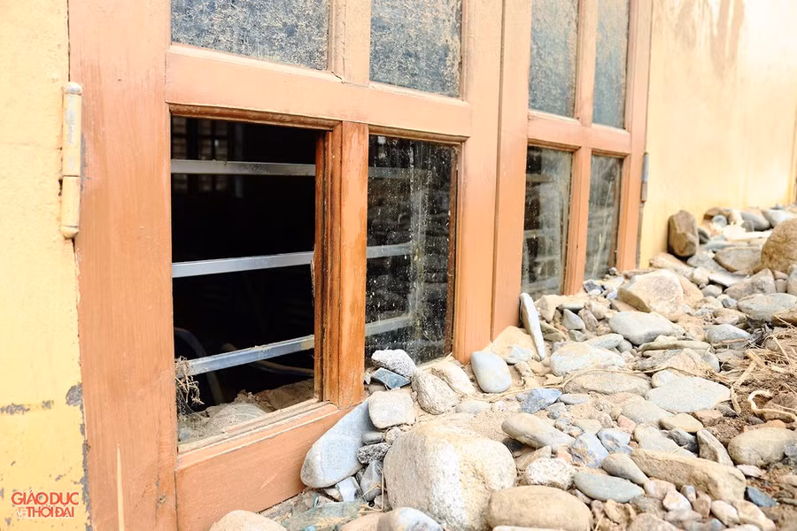 Lũ mang theo đất đá ngập cao hơn 1,5m lấp cửa sổ nhà văn hóa bản Hòa Sơn.