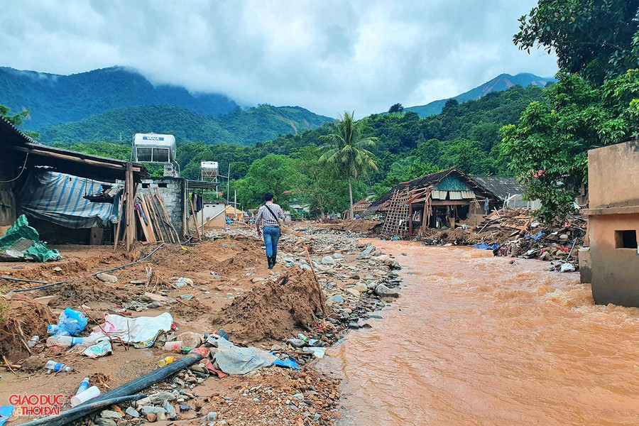 Bản Hòa Sơn, xã Tà Cạ hoang tàn sau trận lũ quét ngày 2/10. Đất, đá chất cao hàng mét khiến công tác khắc phục hậu quả hết sức khó khăn. Bản Hòa Sơn, xã Tà Cạ hoang tàn sau trận lũ quét ngày 2/10. Đất, đá chất cao hàng mét khiến công tác khắc phục hậu quả hết sức khó khăn.