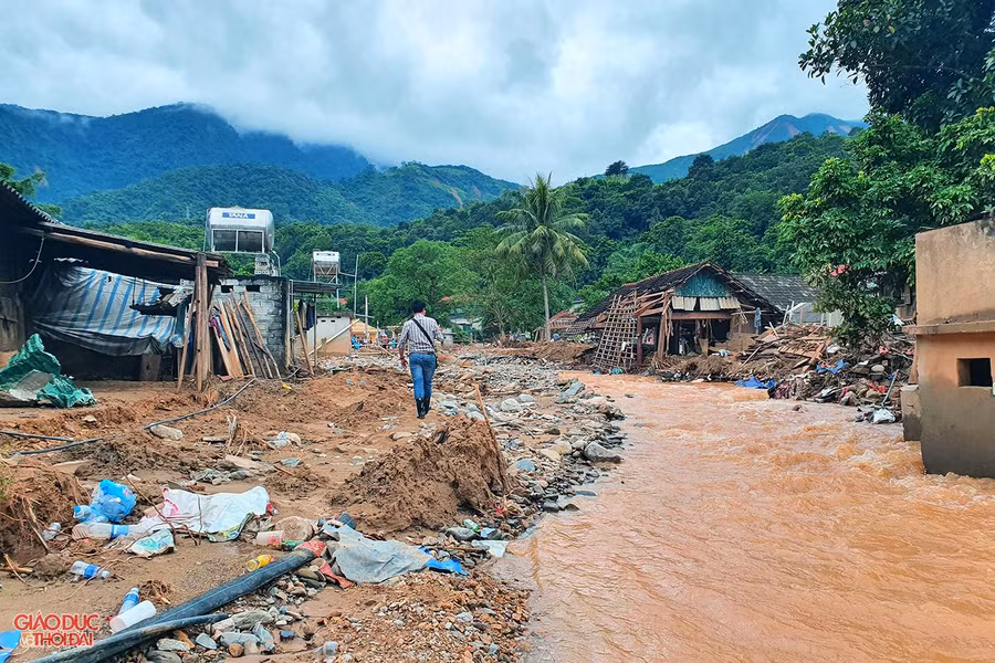 Bản Hòa Sơn, xã Tà Cạ hoang tàn sau trận lũ quét ngày 2/10. Đất, đá chất cao hàng mét khiến công tác khắc phục hậu quả hết sức khó khăn.