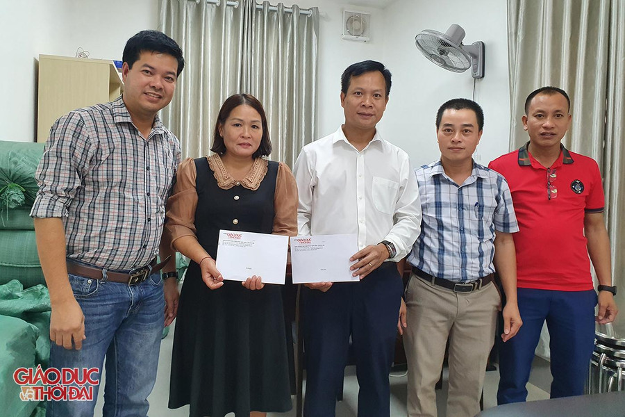 Văn phòng Báo Giáo dục và Thời đại khu vực miền Trung - Tây Nguyên trao quà cho 2 giáo viên Trường THPT Kỳ Sơn bị thiệt hại nhà cửa do mưa lũ. Văn phòng Báo Giáo dục và Thời đại khu vực miền Trung - Tây Nguyên trao quà cho 2 giáo viên Trường THPT Kỳ Sơn bị thiệt hại nhà cửa do mưa lũ.