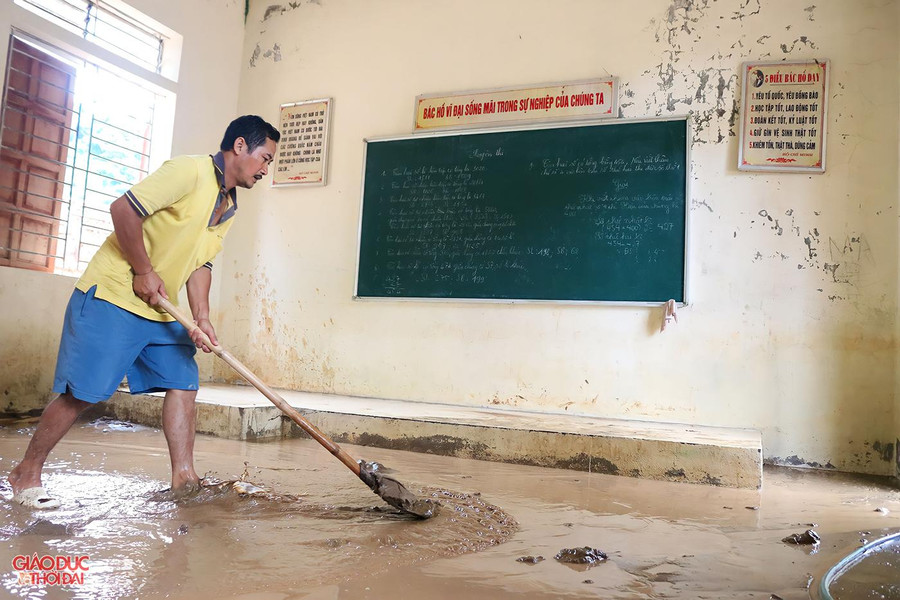 Người dân đang giúp đỡ nhà trường cào bùn đất trong phòng học ra ngoài. Người dân đang giúp đỡ nhà trường cào bùn đất trong phòng học ra ngoài.