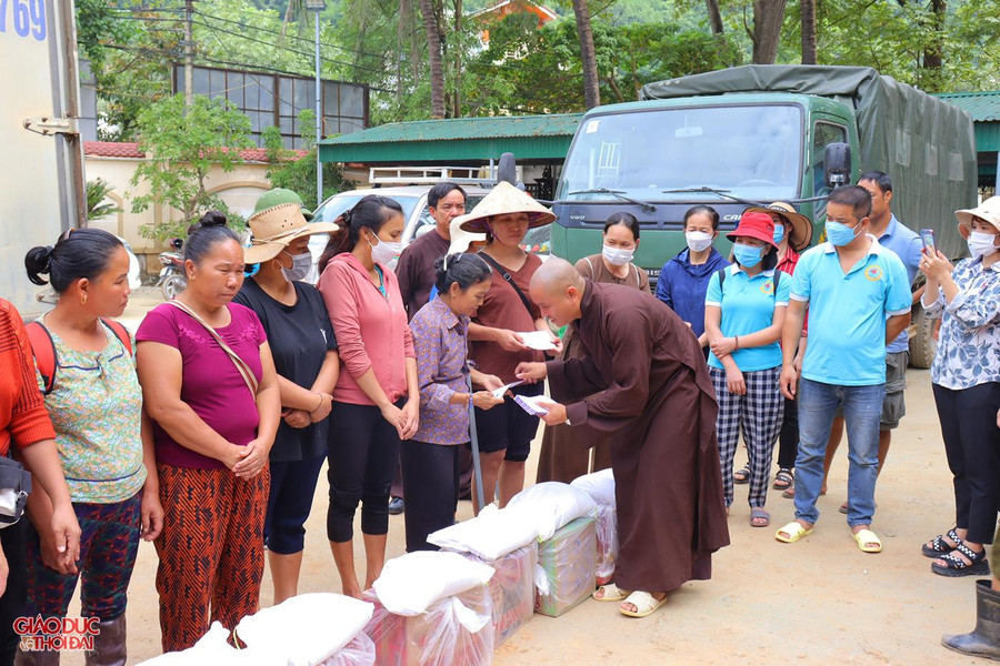 Với tấm lòng "tương thân, tương ái", những ngày qua, hàng trăm đoàn cứu trợ đến từ khắp nơi trong cả nước đã có mặt tại huyện Kỳ Sơn để chia sẻ, hỗ trợ với người dân vùng lũ. Với tấm lòng "tương thân, tương ái", những ngày qua, hàng trăm đoàn cứu trợ đến từ khắp nơi trong cả nước đã có mặt tại huyện Kỳ Sơn để chia sẻ, hỗ trợ với người dân vùng lũ.