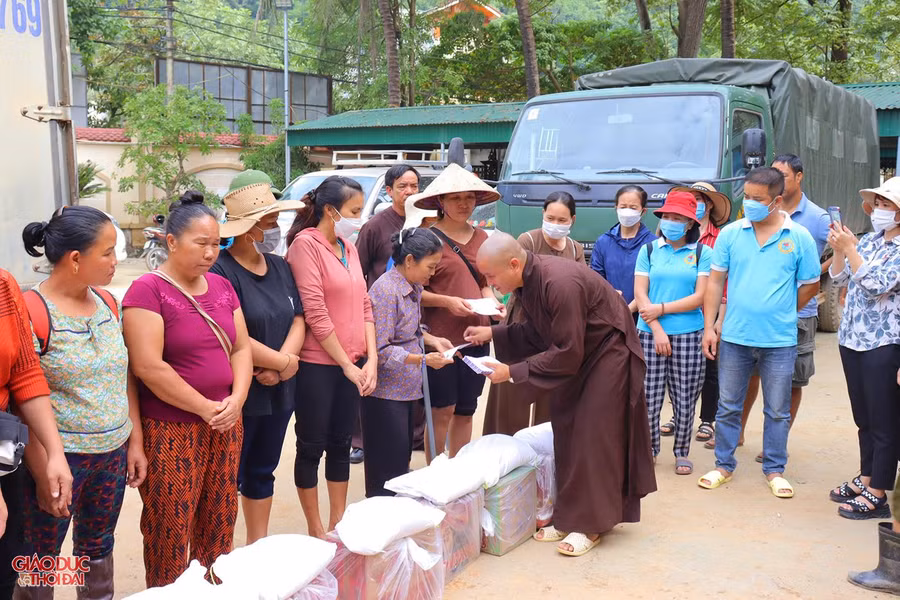 Với tấm lòng "tương thân, tương ái", những ngày qua, hàng trăm đoàn cứu trợ đến từ khắp nơi trong cả nước đã có mặt tại huyện Kỳ Sơn để chia sẻ, hỗ trợ với người dân vùng lũ.