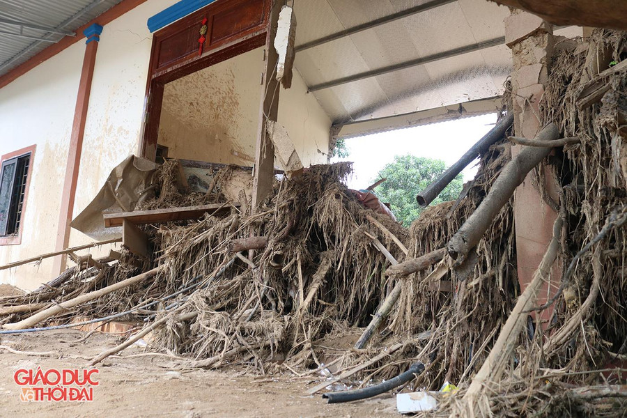 Ngôi nhà của cô La Thị Vân tại bản Hòa Sơn, xã Tà Cạ bị lũ đánh sập. Ngôi nhà của cô La Thị Vân tại bản Hòa Sơn, xã Tà Cạ bị lũ đánh sập.