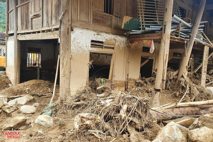 Bên cạnh đó, UBND huyện Kỳ Sơn đang đề xuất UBND tỉnh cho chủ trương, lập hồ sơ dự án tái định cư cho hơn 200 hộ dân vùng lũ quét đến nơi ở mới an toàn. Bên cạnh đó, UBND huyện Kỳ Sơn đang đề xuất UBND tỉnh cho chủ trương, lập hồ sơ dự án tái định cư cho hơn 200 hộ dân vùng lũ quét đến nơi ở mới an toàn.