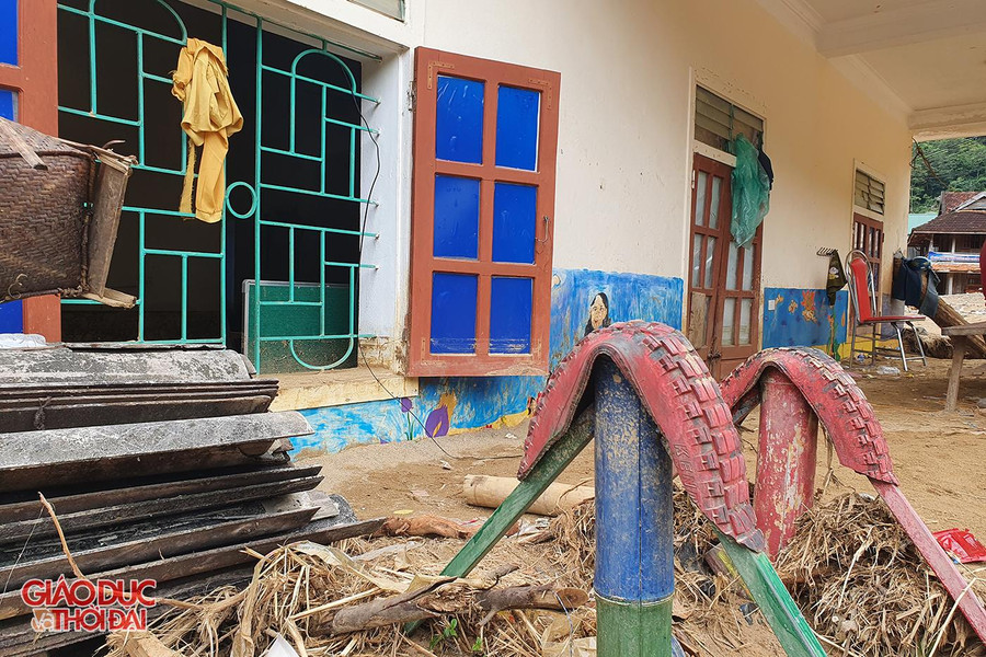 Trường Mầm non Tà Cạ, điểm trường bản Hòa Sơn tan hoang sau lũ. Trường Mầm non Tà Cạ, điểm trường bản Hòa Sơn tan hoang sau lũ.