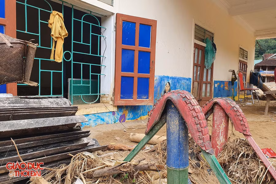 Trường Mầm non Tà Cạ, điểm trường bản Hòa Sơn tan hoang sau lũ.