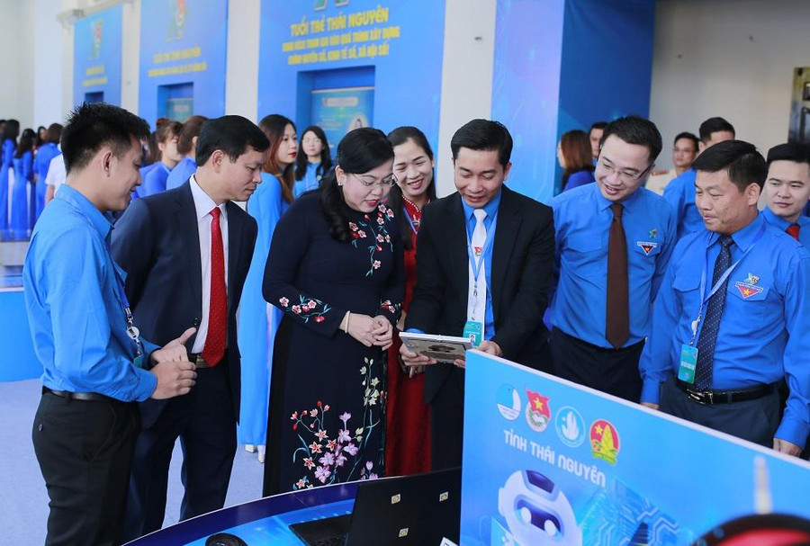 Bí thư Tỉnh ủy Nguyễn Thanh Hải thăm quan không gian trưng bày tại Đại hội.