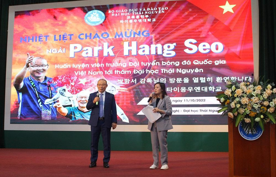 HLV Park Hang Seo chia sẻ với cán bộ, giảng viên, sinh viên Đại học Thái Nguyên. HLV Park Hang Seo chia sẻ với cán bộ, giảng viên, sinh viên Đại học Thái Nguyên.