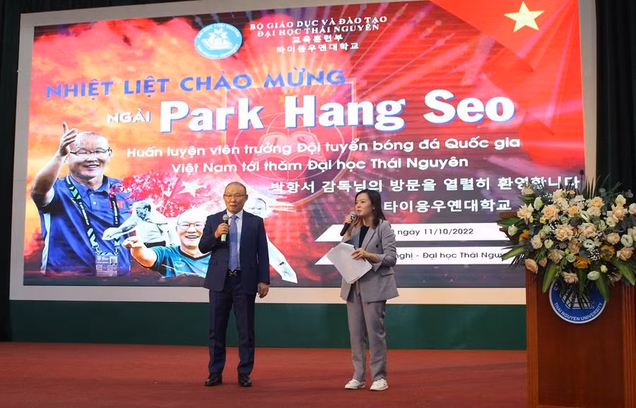HLV Park Hang Seo chia sẻ với cán bộ, giảng viên, sinh viên Đại học Thái Nguyên.
