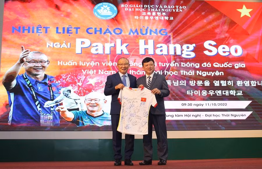 Park Hang Seo, HLV trưởng đội tuyển bóng đá Quốc gia Việt Nam tặng quà cho PGS.TS Hoàng Văn Hùng, Giám đốc Đại học Thái Nguyên.