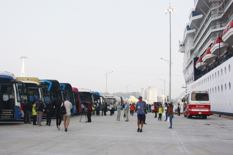 Các hành khách xuất phát từ Hong Kong đến tham quan Vịnh Hạ Long