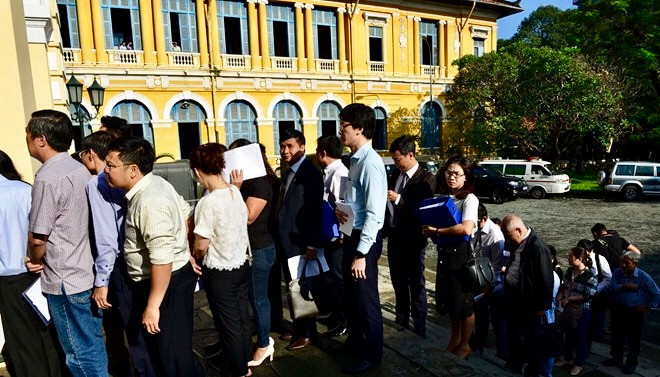 Xếp hàng dài qua cửa kiểm tra an ninh 05