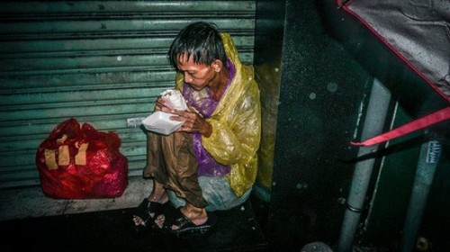 Người đàn ông vô gia cư lạc lõng trong đêm mưa bão đổ bộ Sài Gòn khiến dân mạng nghẹn ngào - Ảnh 3 Người đàn ông vô gia cư lạc lõng trong đêm mưa bão đổ bộ Sài Gòn khiến dân mạng nghẹn ngào - Ảnh 3
