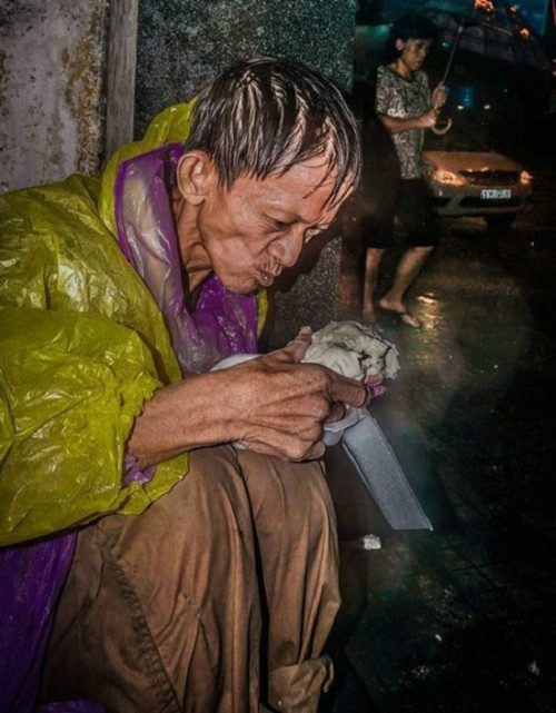 Người đàn ông vô gia cư lạc lõng trong đêm mưa bão đổ bộ Sài Gòn khiến dân mạng nghẹn ngào - Ảnh 5 Người đàn ông vô gia cư lạc lõng trong đêm mưa bão đổ bộ Sài Gòn khiến dân mạng nghẹn ngào - Ảnh 5