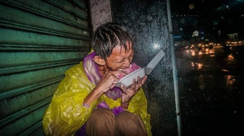 Người đàn ông vô gia cư lạc lõng trong đêm mưa bão đổ bộ Sài Gòn khiến dân mạng nghẹn ngào - Ảnh 4 Người đàn ông vô gia cư lạc lõng trong đêm mưa bão đổ bộ Sài Gòn khiến dân mạng nghẹn ngào - Ảnh 4