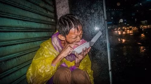 Người đàn ông vô gia cư lạc lõng trong đêm mưa bão đổ bộ Sài Gòn khiến dân mạng nghẹn ngào - Ảnh 4
