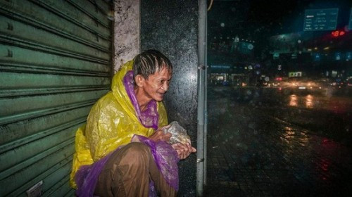 Người đàn ông vô gia cư lạc lõng trong đêm mưa bão đổ bộ Sài Gòn khiến dân mạng nghẹn ngào - Ảnh 2 Người đàn ông vô gia cư lạc lõng trong đêm mưa bão đổ bộ Sài Gòn khiến dân mạng nghẹn ngào - Ảnh 2