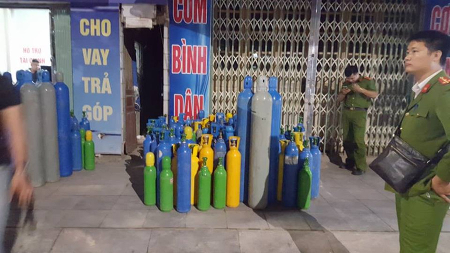 Mới đây, công an phát hiện nhóm người vận chuyển hơn 200 bình khí cười, ảnh: QTV